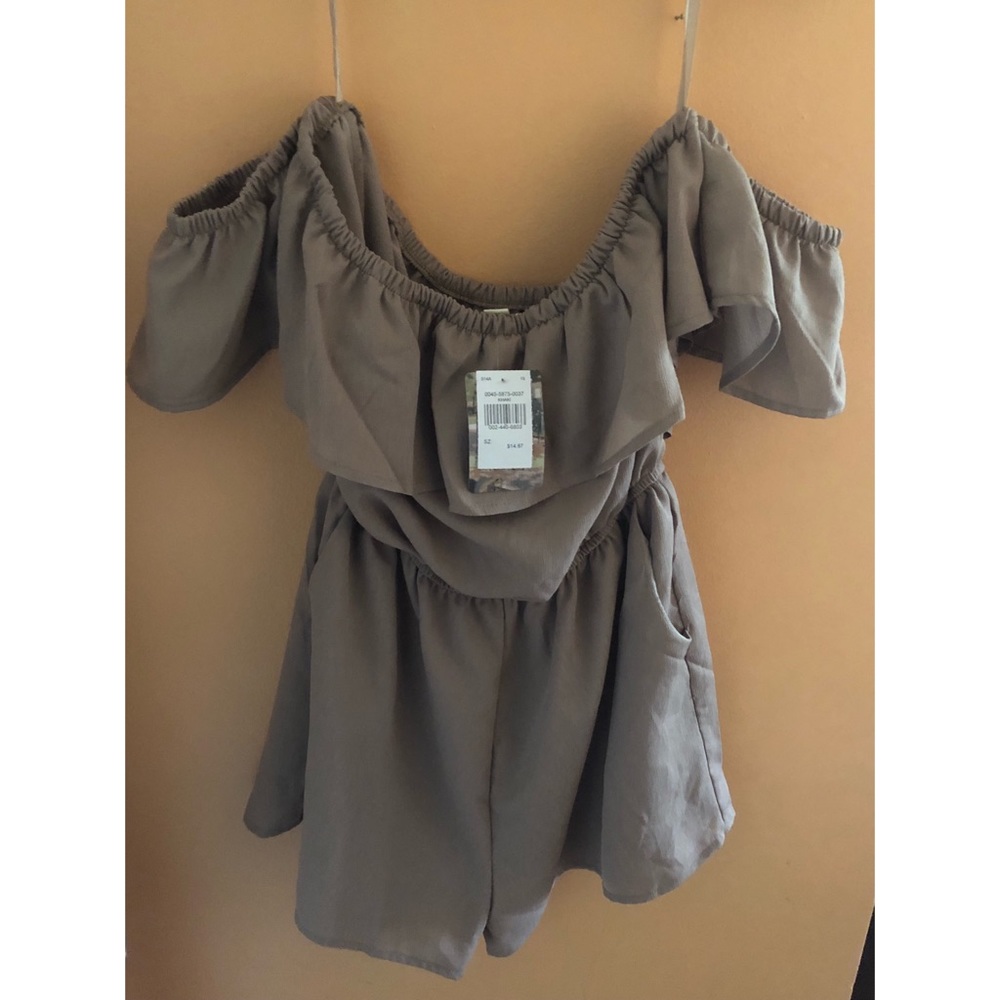 CAN SHIP TODAY NWT Romper w/ sleeves and pockets